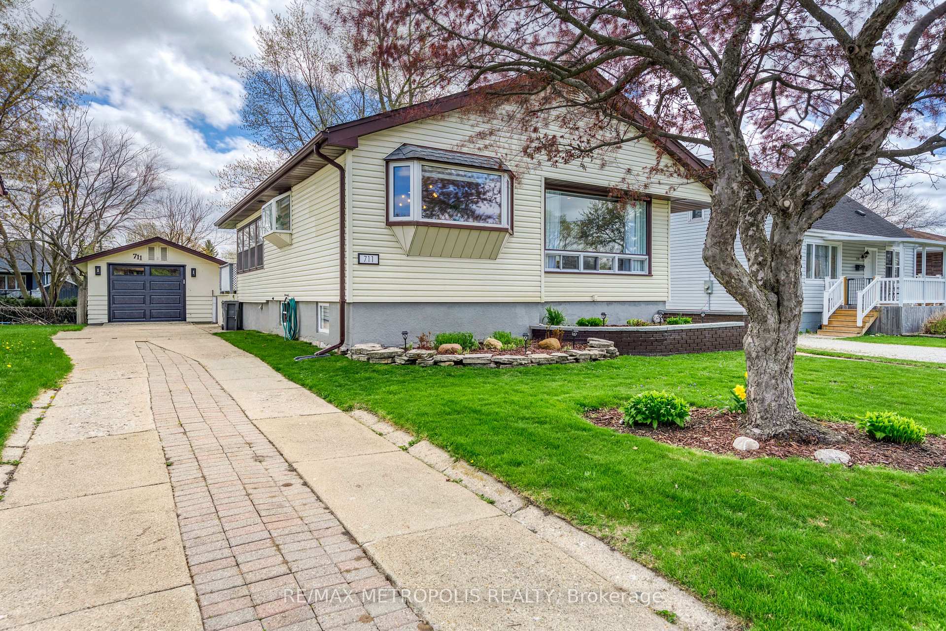 711 Michigan Avenue, Point Edward, ON N7V 1G9, Point Edward, ON — photo 1 of 46