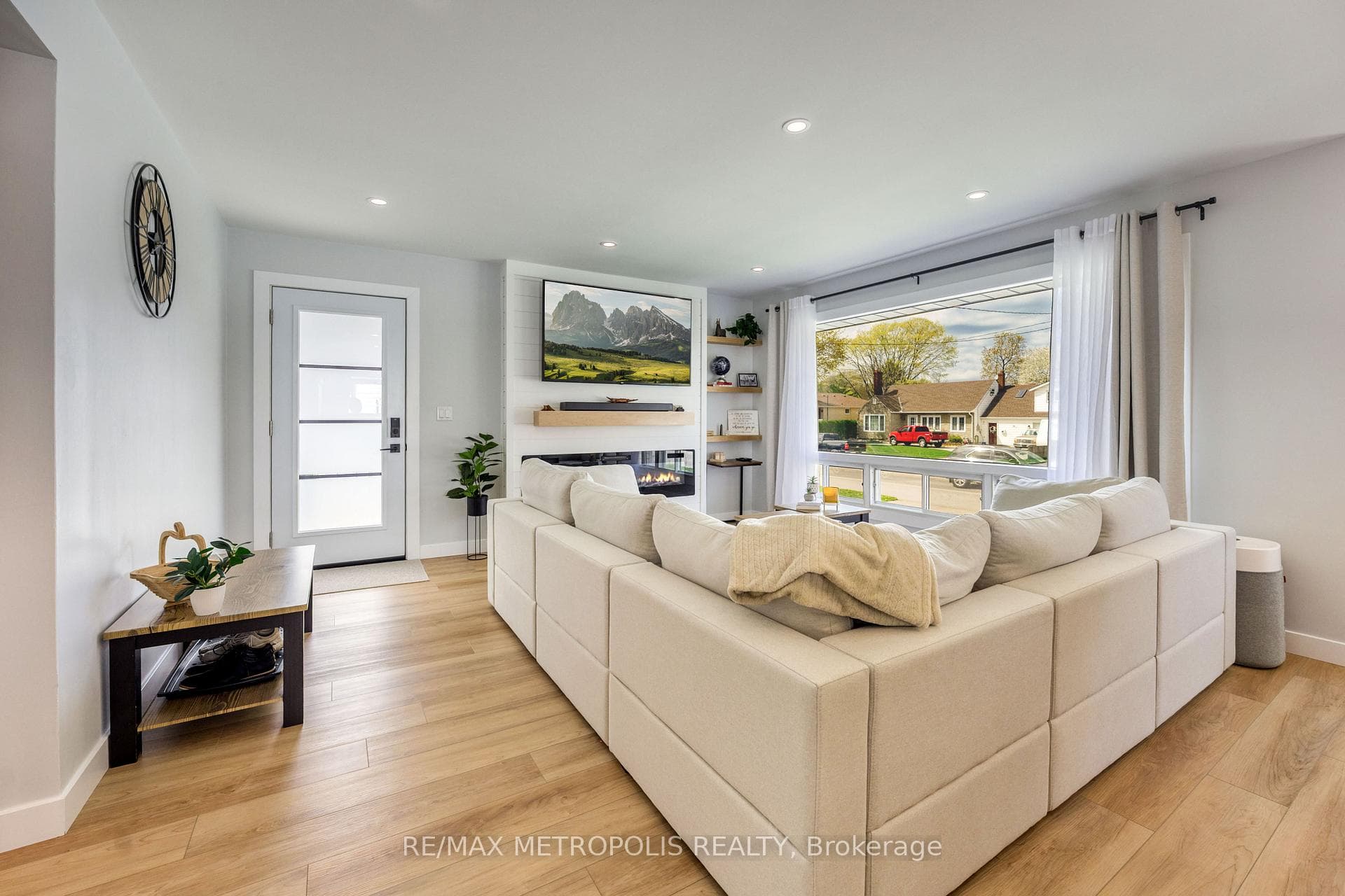 711 Michigan Avenue, Point Edward, ON N7V 1G9, Point Edward, ON — photo 4 of 46