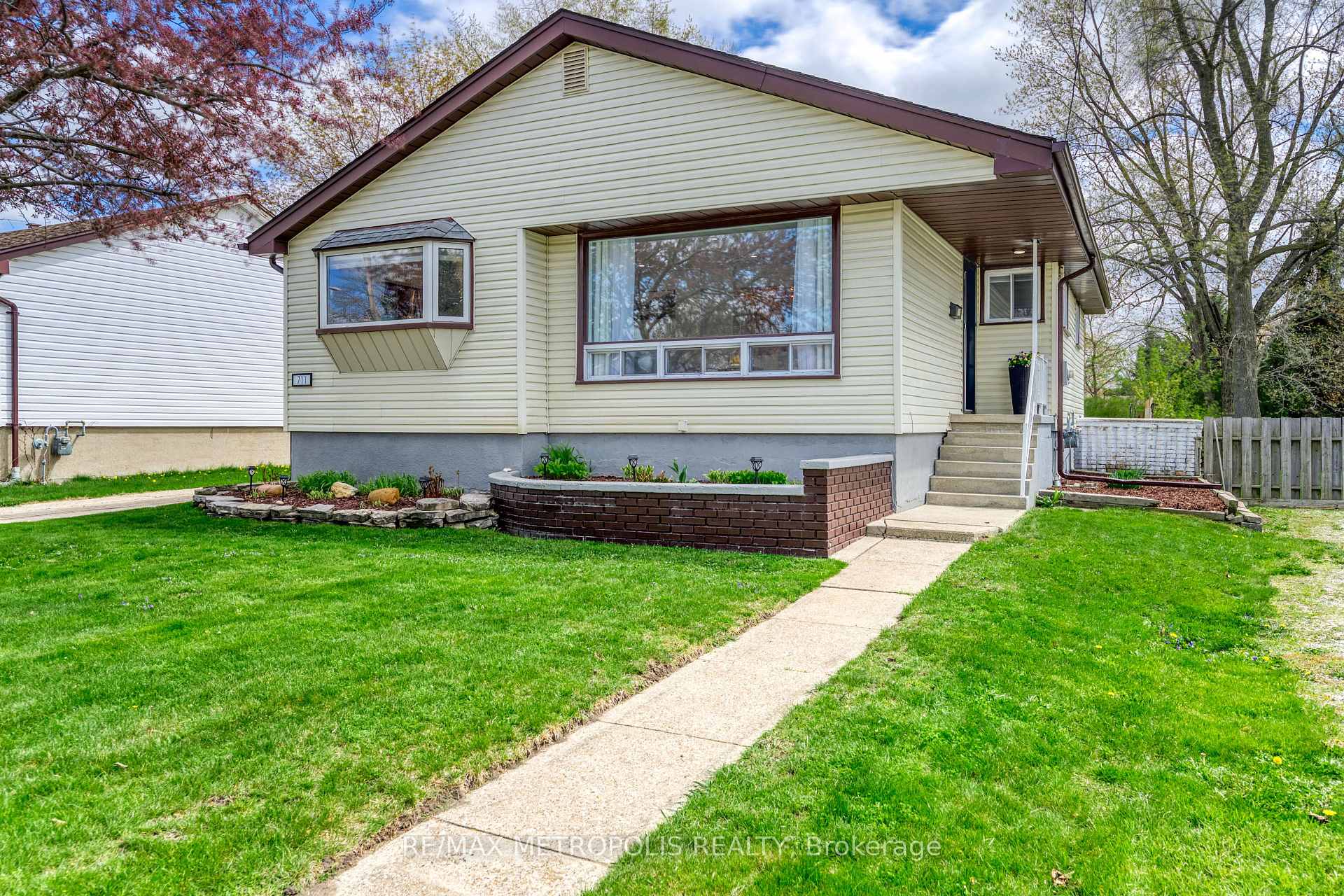 711 Michigan Avenue, Point Edward, ON N7V 1G9, Point Edward, ON — photo 2 of 46