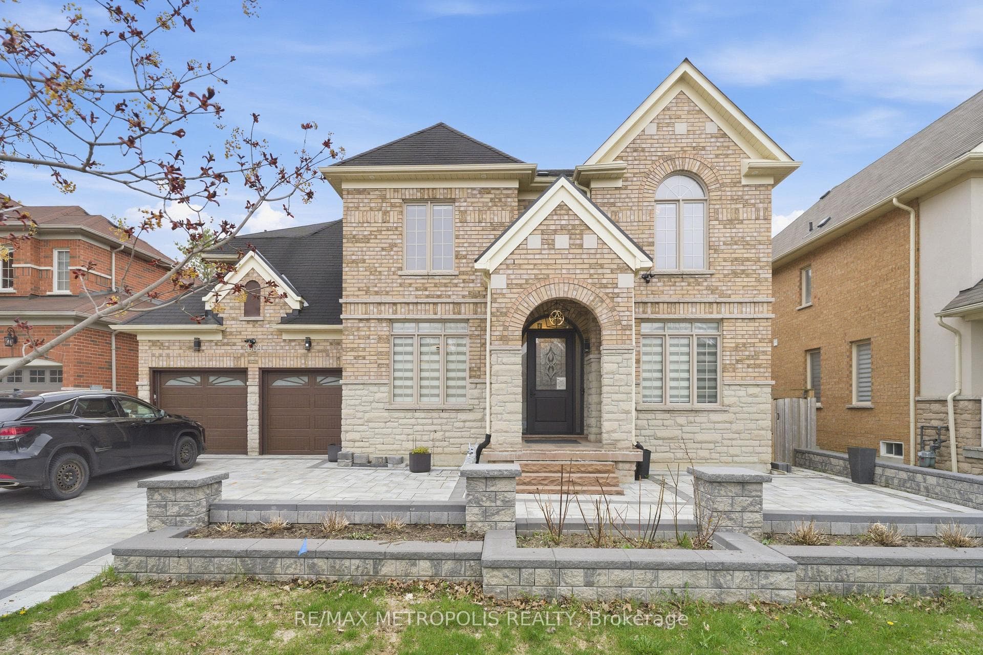 1069 Nellie Little Crescent, Newmarket, ON L3X 3E3, Newmarket, ON — photo 1 of 44
