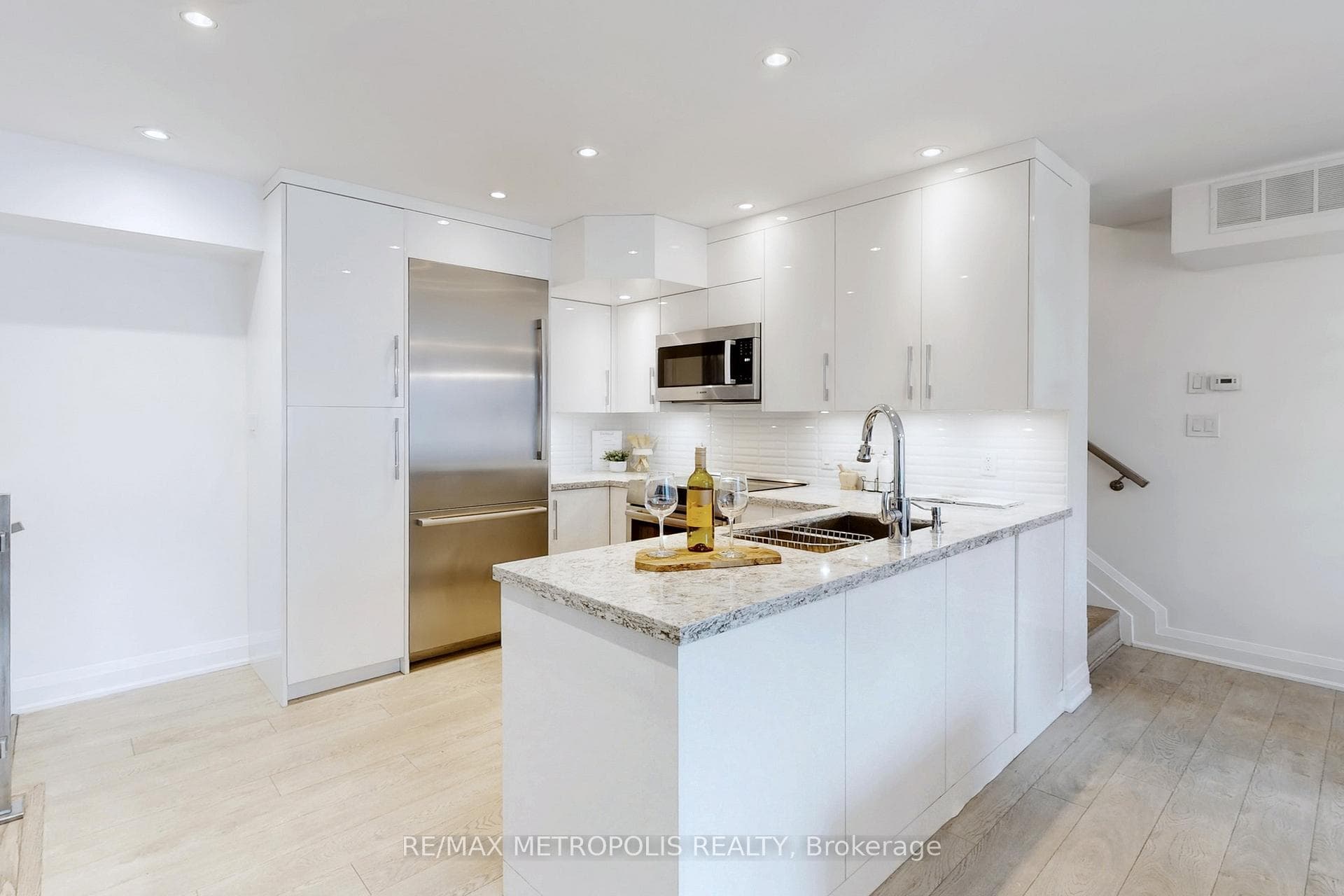 12 Sudbury Street 404, Toronto C01, ON M6J 3W7, Toronto C01, ON — photo 13 of 50
